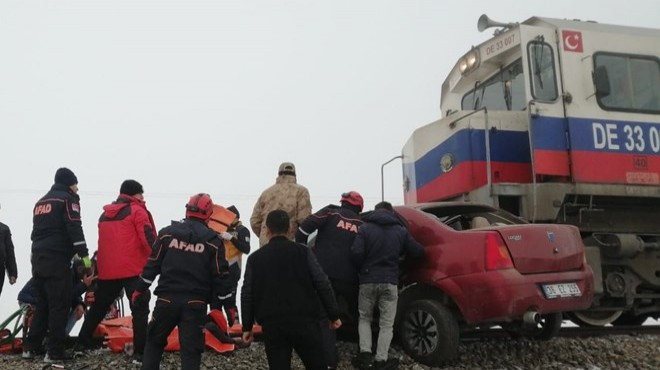 Tren otomobili biçti: 3 ölü