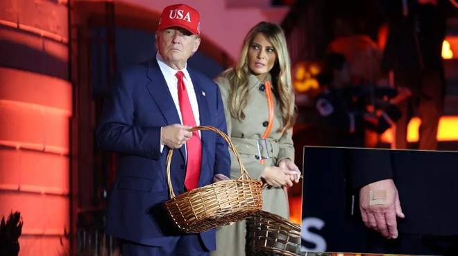 Trump elindeki morlukların nedenini açıkladı!