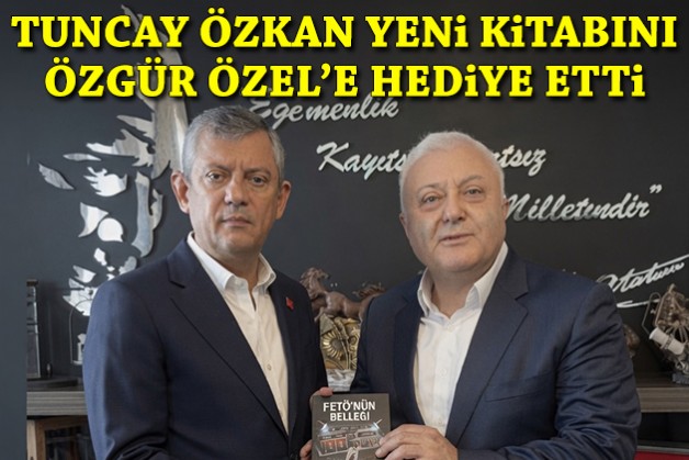 Tuncay Özkan yeni kitabını Özgür Özel’e hediye etti