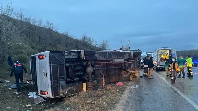 Tur midibüsü devrildi: 27 yaralı!