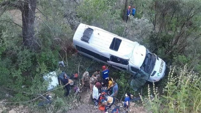 Tur minibüsü devrildi: 3'ü ağır, 19 yaralı