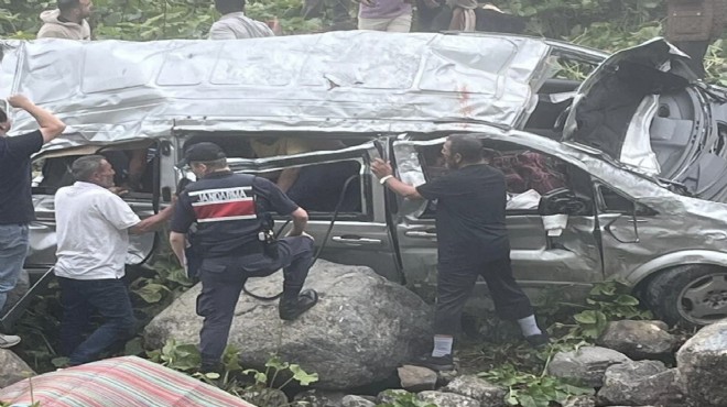 Turistleri taşıyan minibüs uçuruma yuvarlandı