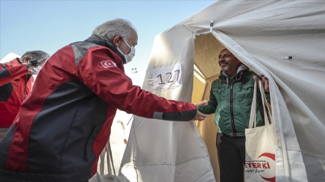 Türk Kızılay'dan İzmir'deki depremzedelere hijyen seti