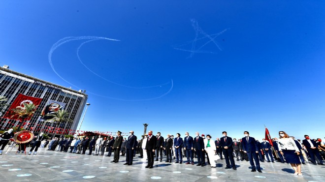 Türk Yıldızları ve Solotürk ay-yıldızı İzmir semalarına kazıdı!