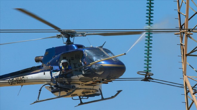 Türkiye de bir ilk: İzmir de elektrik hatlarına  havalı  temizlik