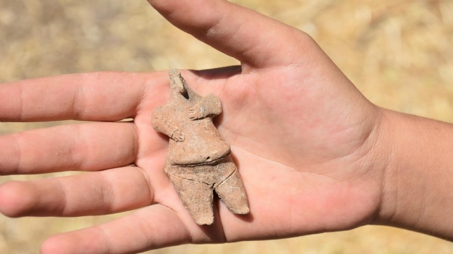 Ulucak Höyüğü'nde 7 bin 800 yıllık kadın figürlü heykel bulundu