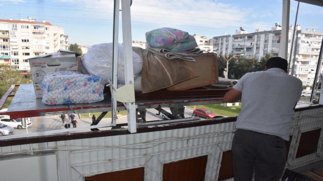 Vatandaşlar hasarlı binalardan taşınıyor