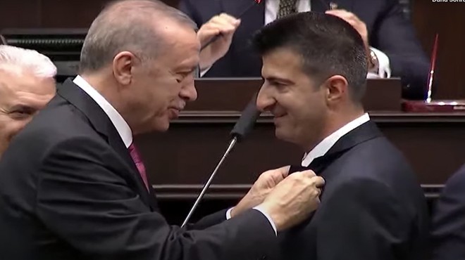 Ve Çelebi AK Parti'de: Rozetini Erdoğan taktı, ne mesaj verdi?