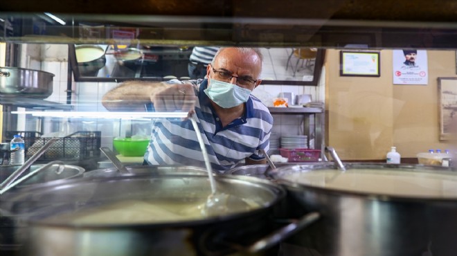 Ve İzmir'de restoran ve kafeler mesaiye başladı