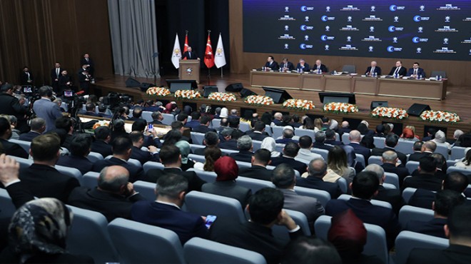 Ve Yıldız AK Parti rozeti takmak için salondaki yerini aldı!