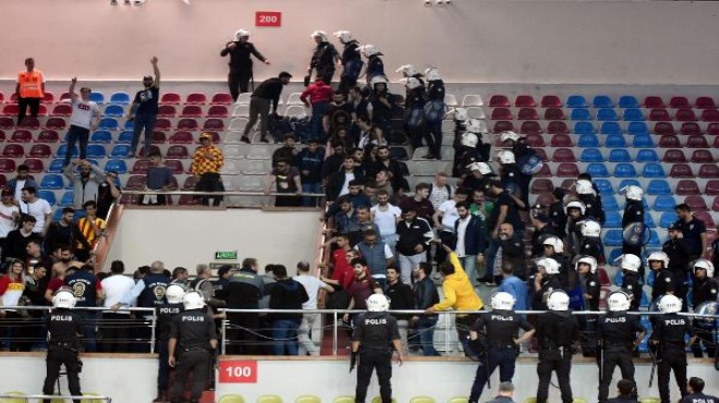 Voleybolda İzmir derbisinde olay çıktı