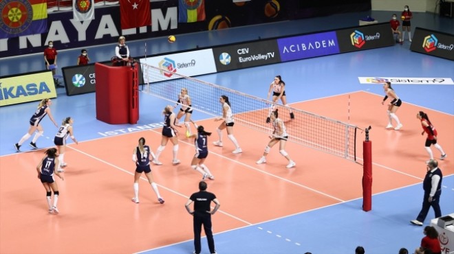 Voleybolda kadınların finali İzmir de