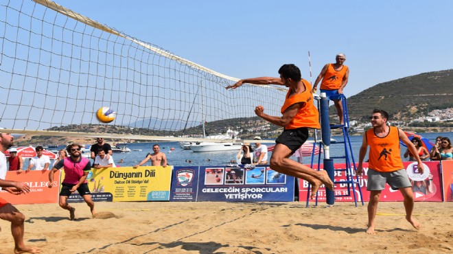 Yeni Foça'da plaj voleybolu rüzgarı!