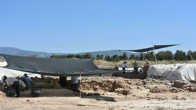 Yeşilova Höyüğü nde 8 bin yıllık  sayı taşı  ve balta bulundu