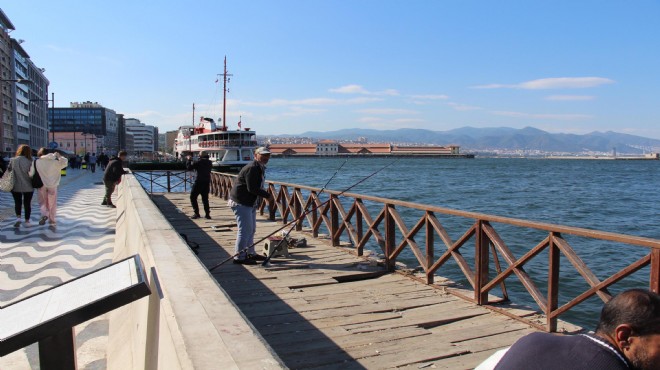 Yıkım kararı olan seyir terasında balık tutuyorlar!