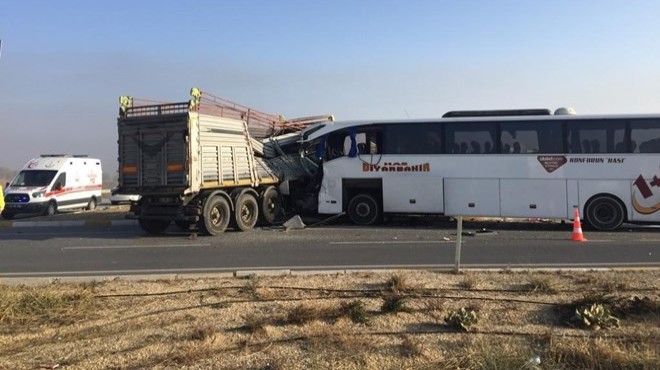 Yolcu otobüsü ile TIR çarpıştı: 2 ölü, 21 yaralı