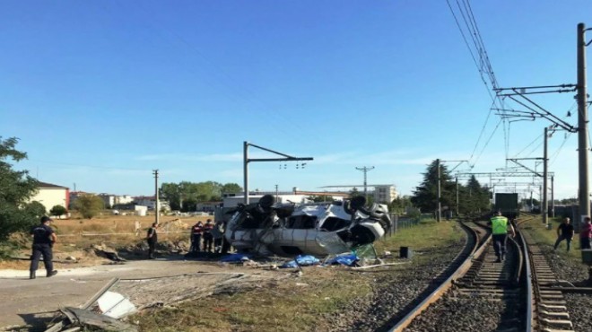 Yük treni minibüse çarptı: 6 ölü