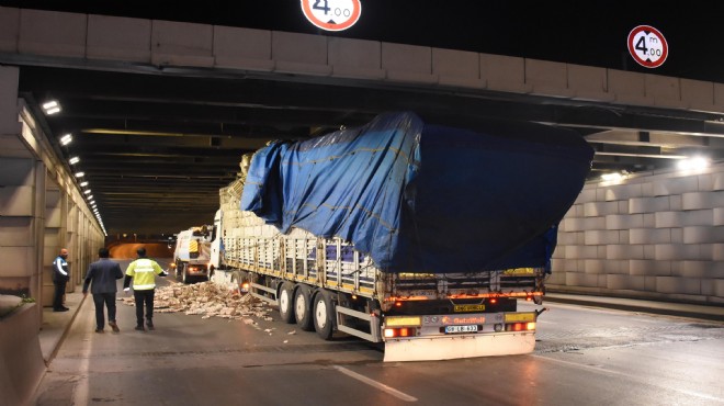 Yumurta viyolü yüklü TIR alt geçitte sıkıştı!