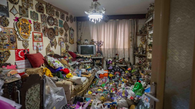 Yüzlerce kilo atık çıktı: Bornova daki çöp eve temizlik operasyonu!