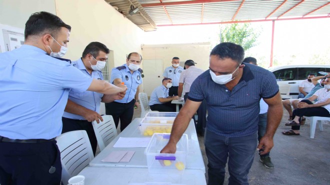 Zabıtalar gözlemci oldu, satıcılar kura çekti