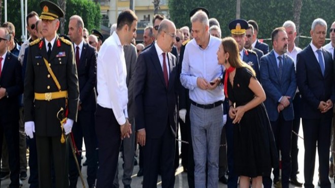 Zafer Bayramı töreninde çelenk krizi!