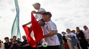 12 yaşındaki İzmirli sörfçüden tarihi başarı