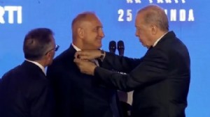 3 milletvekili ve 7 belediye başkanı AK Parti’ye katıldı
