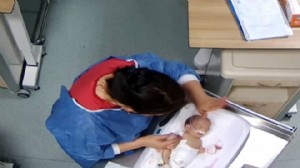 5 günlük bebeği darbetmişti: Bir anlık refleksle oldu!