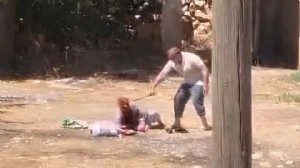 85 yaşındaki annesini öldüresiye dövdü