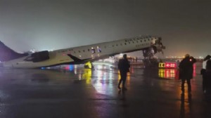 ABD'de havaalanı faciası: Uçakla itfaiye aracı çarpıştı