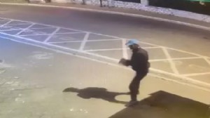 AK Parti İlçe Başkanlığı’na taşlı saldırı!