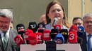 AK Parti'ye geçen Köksal'dan belediye önünde açıklama