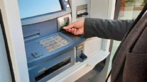 ATM'den para çekerken dikkat: Kartları çalıyorlar!