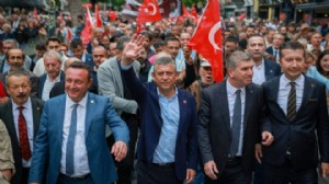 Açıklama geldi: Yeni partinin ismi 'Yürüyüş' mü olacak?