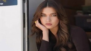 Afra Saraçoğlu havalimanında gözaltına alındı