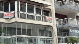 Alsancak'ta 300 kiralık iş yeri ilanı: Yüksek maliyetler ticari hayatı zorluyor