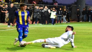 Altay sezonun ilk galibiyetini İzmir derbisinde aldı