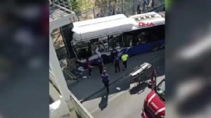 Ankara'da belediye otobüsü kaza yaptı: En az 20 yaralı!