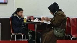 Anne ve çocuğu oturtmayan restorana ceza!
