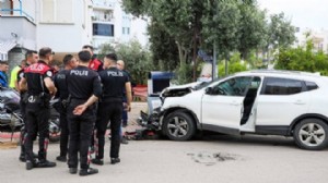 Antalya’da korkutan kaza: Polisler yola savruldu