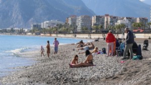 Aralık ayında denize girip güneşlendiler!