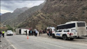 Askerleri taşıyan midibüs devrildi: 12 yaralı!