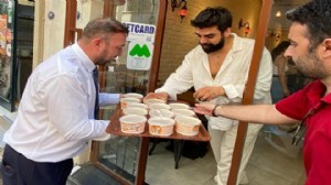 Aşure hayrında ikramları Gümrükçü dağıttı