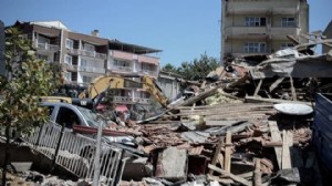 Balıkesir depremi: Yıkılan binanın sahibi tutuklandı