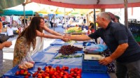 Başkan Denizli'den pazar mesaisi: Çeşme'yi ortak akılla yönetmeye devam edeceğiz!