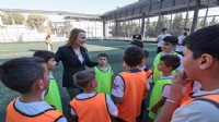 Mutlu spor okullarında çocuklarla buluştu