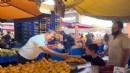 Başkan Tugay'dan pazar sürprizi: Esnafı ve vatandaşı dinledi