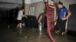 Kanalizasyon taştı, evleri su bastı: Başkentte sağanak!