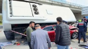Belediye otobüsü otomobilin üzerine devrildi!