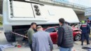 Belediye otobüsü otomobilin üzerine devrildi: Yaralılar var!
